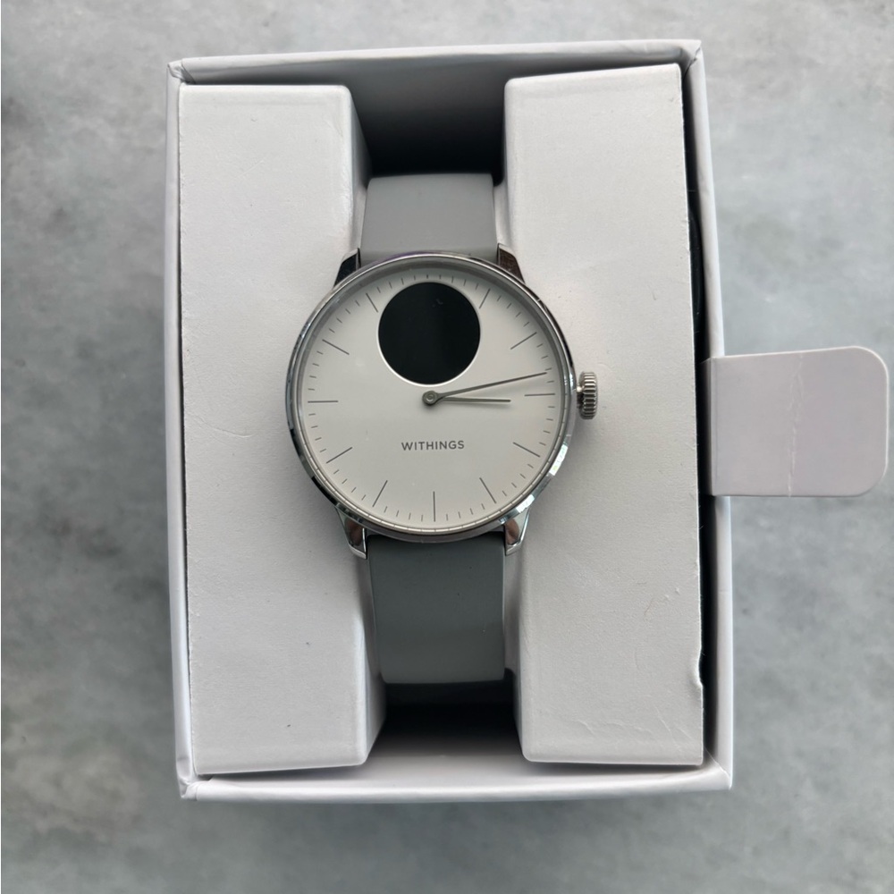 Silver and Gray Smartwatch - Withings scan watch light